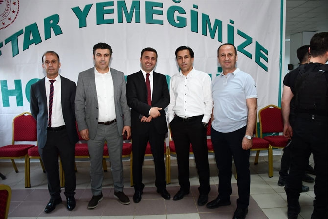 Vali Akbıyık sağlık çalışanları ile iftar açtı 15