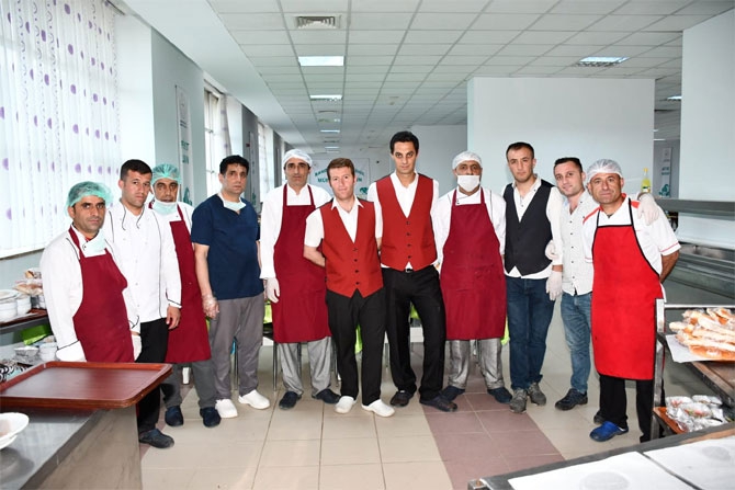 Vali Akbıyık sağlık çalışanları ile iftar açtı 16