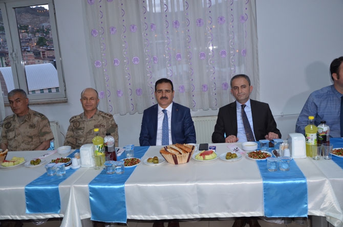 Vali Akbıyık sağlık çalışanları ile iftar açtı 2