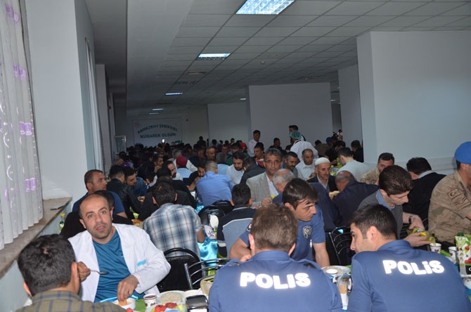 Vali Akbıyık sağlık çalışanları ile iftar açtı 5