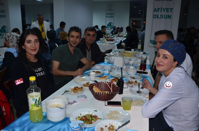 Vali Akbıyık sağlık çalışanları ile iftar açtı 7