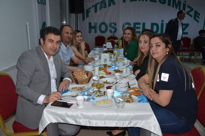 Vali Akbıyık sağlık çalışanları ile iftar açtı 8