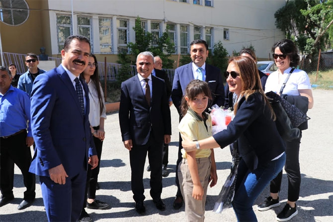 Hakkari'de Z- Kütüphanenin açılışı yapıldı 3