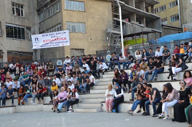Hakkarili öğrencilerden YKS öncesi moral halayı 1