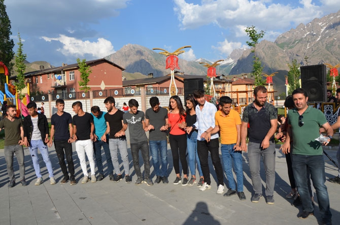 Hakkarili öğrencilerden YKS öncesi moral halayı 10