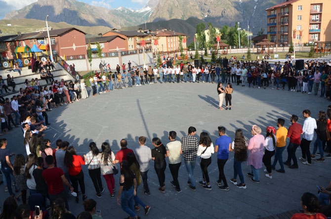 Hakkarili öğrencilerden YKS öncesi moral halayı 11