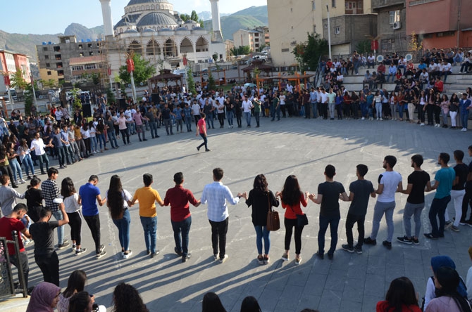 Hakkarili öğrencilerden YKS öncesi moral halayı 12