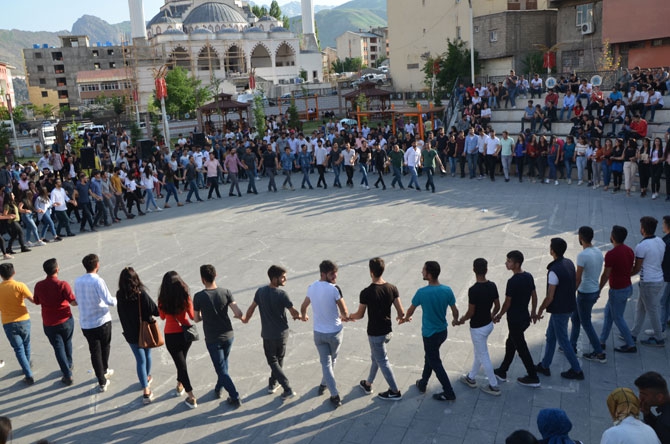 Hakkarili öğrencilerden YKS öncesi moral halayı 13