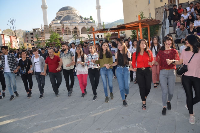 Hakkarili öğrencilerden YKS öncesi moral halayı 14