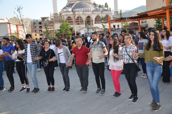 Hakkarili öğrencilerden YKS öncesi moral halayı 15