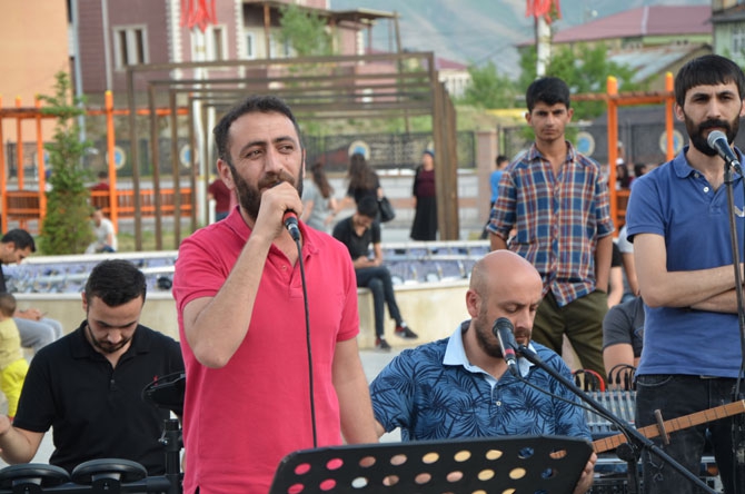 Hakkarili öğrencilerden YKS öncesi moral halayı 3