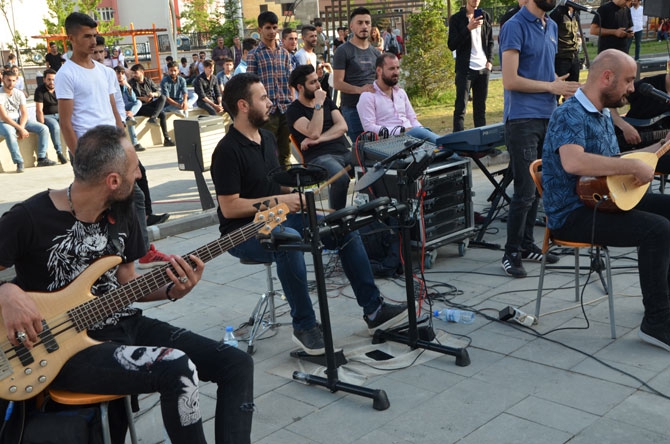 Hakkarili öğrencilerden YKS öncesi moral halayı 5