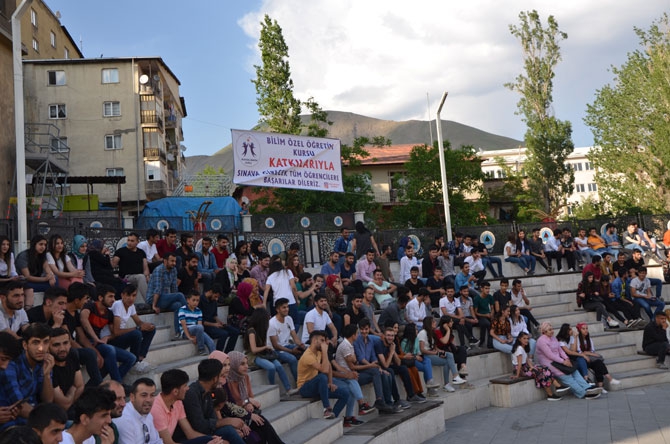 Hakkarili öğrencilerden YKS öncesi moral halayı 8