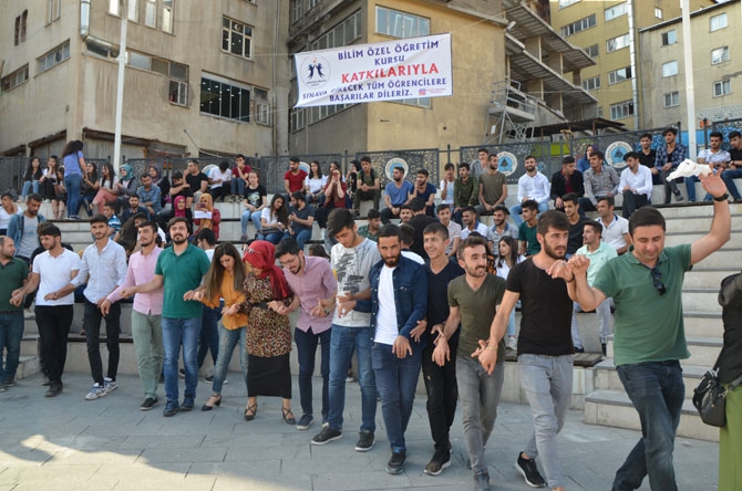 Hakkarili öğrencilerden YKS öncesi moral halayı 9