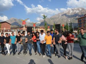 Hakkarili öğrencilerden YKS öncesi moral halayı