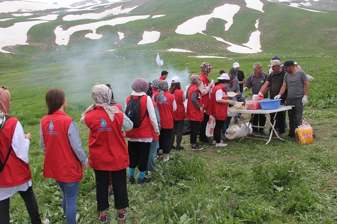 Yaz ayında Hakkari'de kaymanın keyfinin yaşadılar 13
