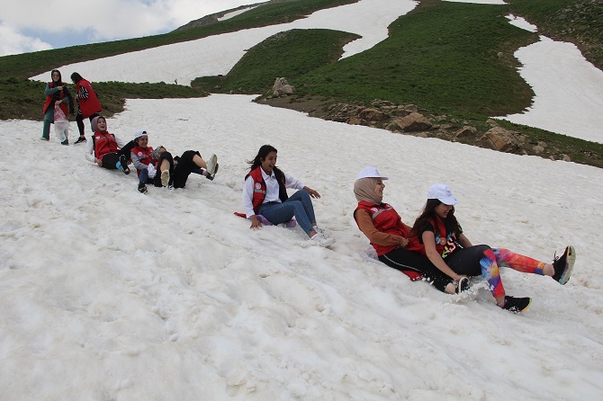 Yaz ayında Hakkari'de kaymanın keyfinin yaşadılar 2