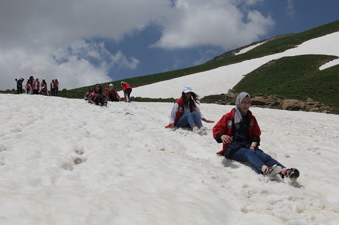 Yaz ayında Hakkari'de kaymanın keyfinin yaşadılar 4