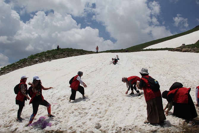 Yaz ayında Hakkari'de kaymanın keyfinin yaşadılar 8