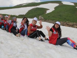 Yaz ayında Hakkari'de kaymanın keyfinin yaşadılar