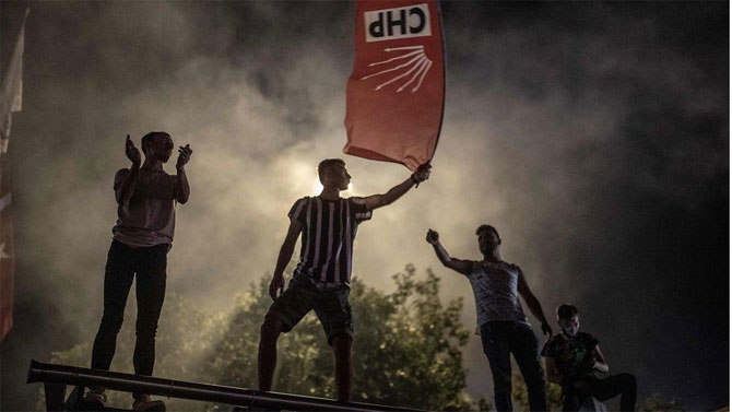 Fotoğraflarla: İstanbul'da seçim kutlamaları 1