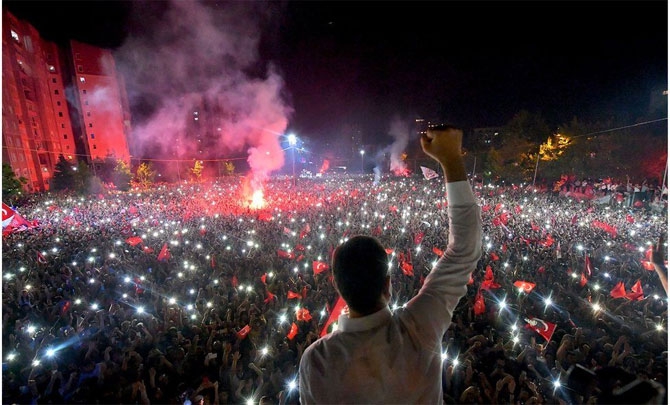 Fotoğraflarla: İstanbul'da seçim kutlamaları 10