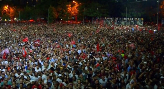 Fotoğraflarla: İstanbul'da seçim kutlamaları 18