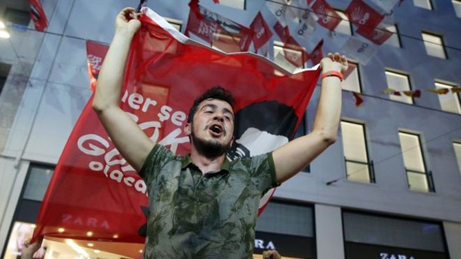 Fotoğraflarla: İstanbul'da seçim kutlamaları 21