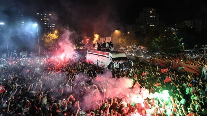 Fotoğraflarla: İstanbul'da seçim kutlamaları 22