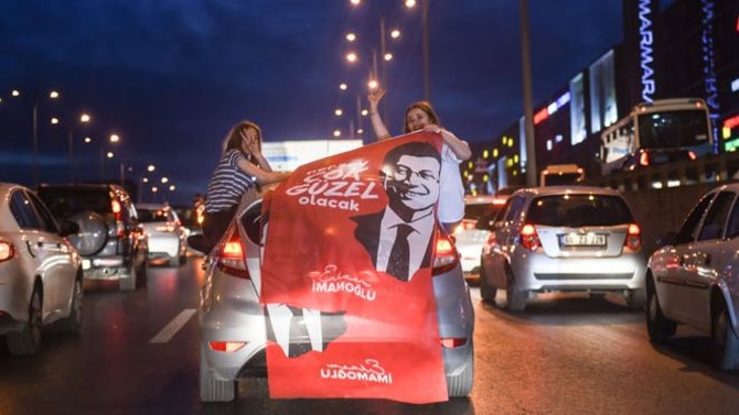 Fotoğraflarla: İstanbul'da seçim kutlamaları 23