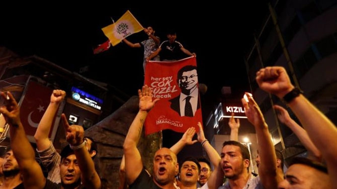 Fotoğraflarla: İstanbul'da seçim kutlamaları 24