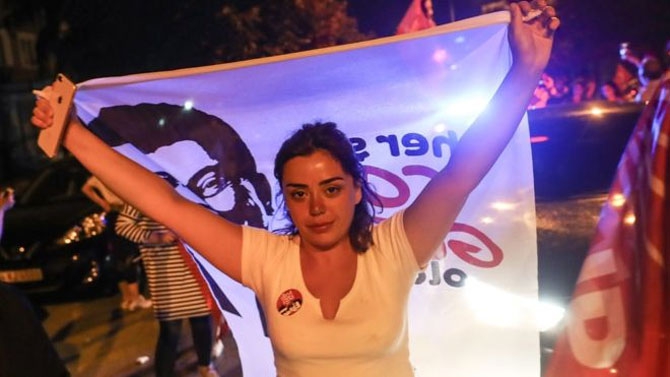 Fotoğraflarla: İstanbul'da seçim kutlamaları 25