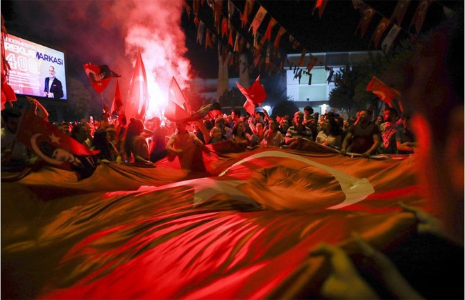 Fotoğraflarla: İstanbul'da seçim kutlamaları 3