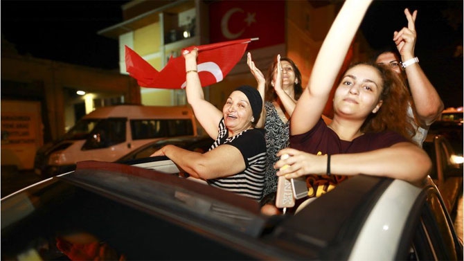 Fotoğraflarla: İstanbul'da seçim kutlamaları 8