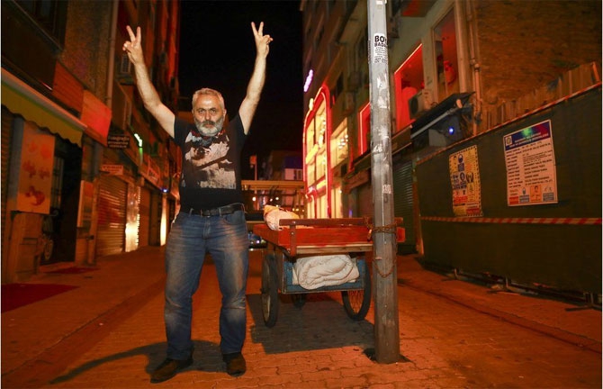 Fotoğraflarla: İstanbul'da seçim kutlamaları 9