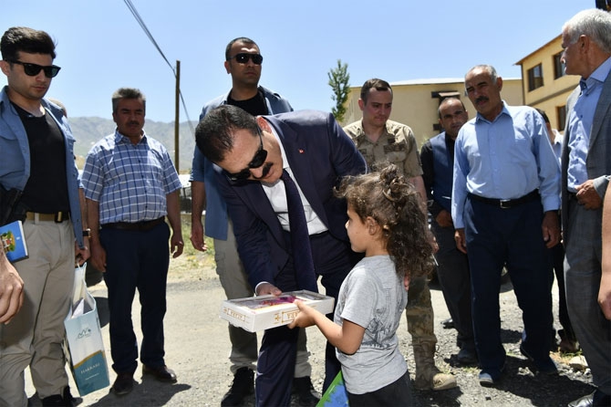 Vali Akbıyık Durakanya beldesini ziyaret etti 15