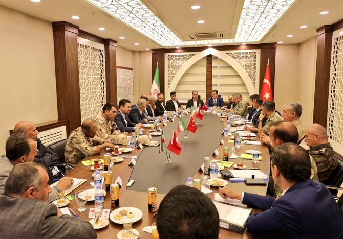 Urumiye Valisi Hakkari'de konsere katıldı 15