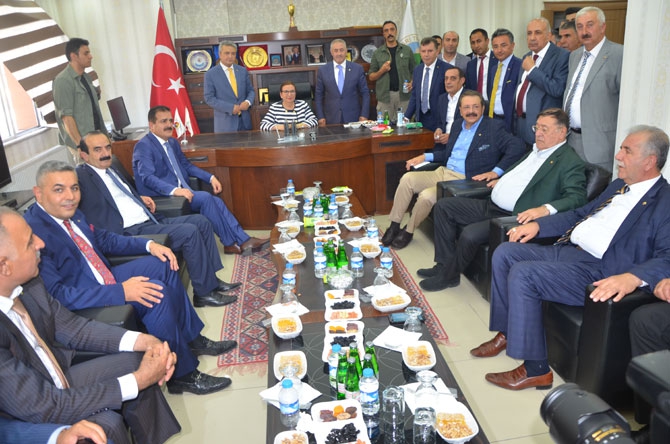 Ticaret Bakanı Pekcan Hakkari'de 5