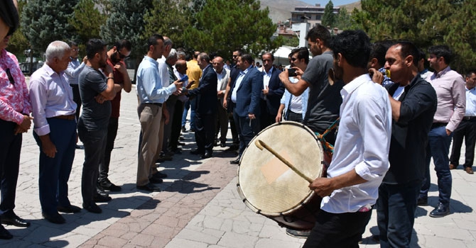 Vali Epcim davul zurnalarla uğurlandı 16
