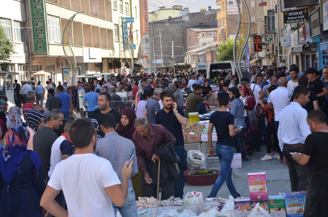 Hakkari’de bayram pazarı kuruldu! 1