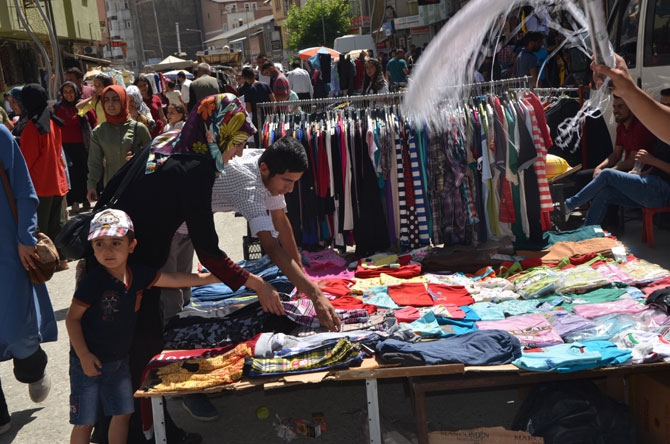 Hakkari’de bayram pazarı kuruldu! 17