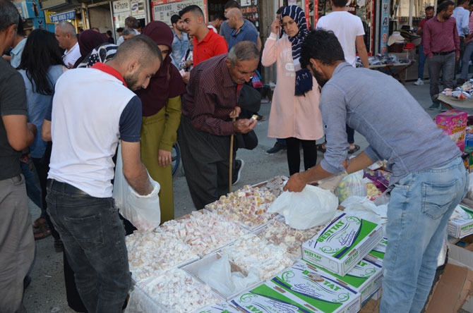 Hakkari’de bayram pazarı kuruldu! 3