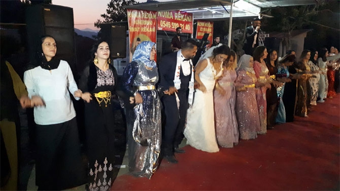 ABD'den Çukurca'ya gelin geldi 15