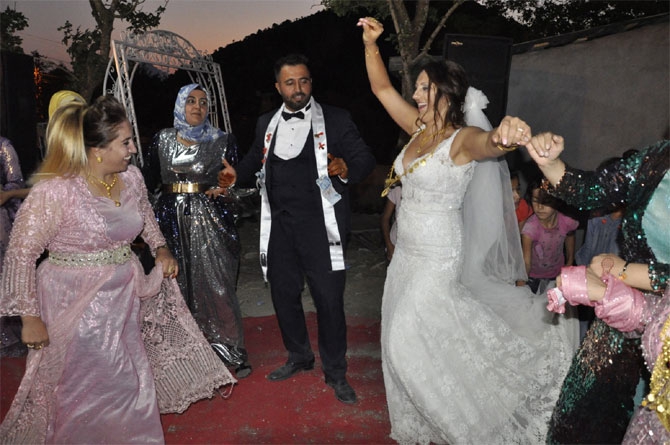 ABD'den Çukurca'ya gelin geldi 16