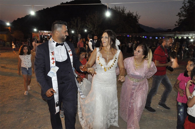 ABD'den Çukurca'ya gelin geldi 18