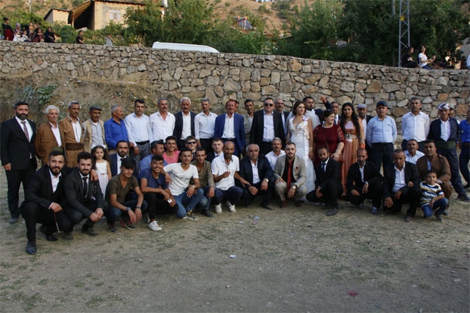 ABD'den Çukurca'ya gelin geldi 21