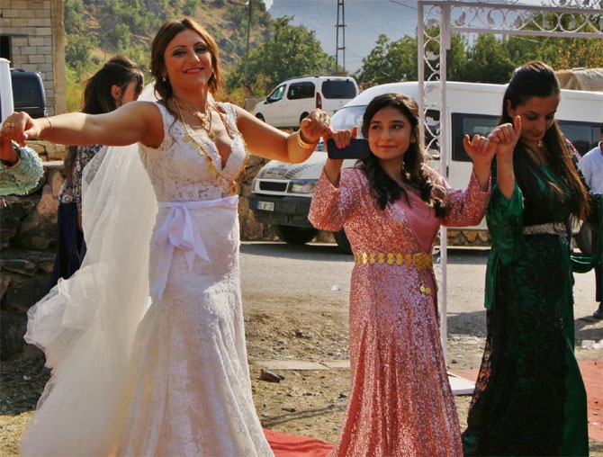 ABD'den Çukurca'ya gelin geldi 31