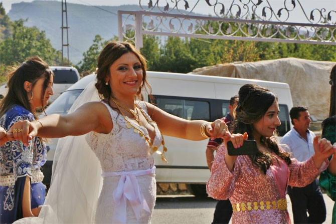 ABD'den Çukurca'ya gelin geldi 32