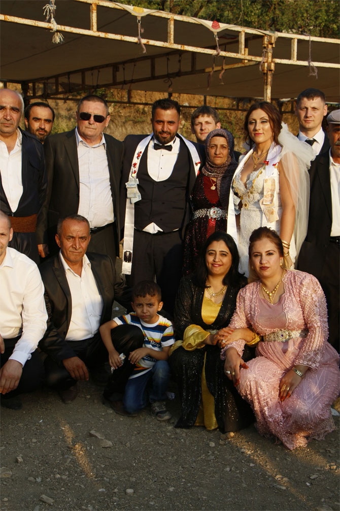 ABD'den Çukurca'ya gelin geldi 38