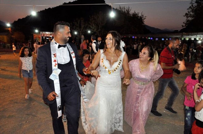 ABD'den Çukurca'ya gelin geldi 4